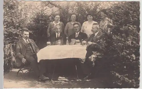 (F19220) Orig. Foto Personen sitzen am Tisch im Garten, Skatspiel 1920er