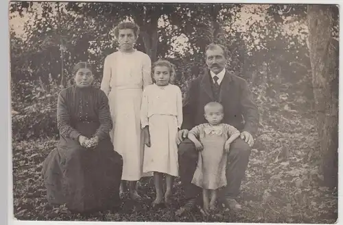 (F19216) Orig. Foto Personen, Familie im Freien 1910/20er