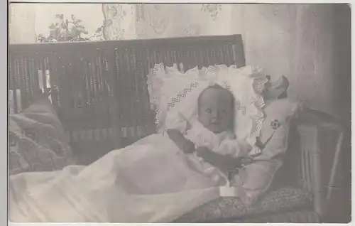 (F19210) Orig. Foto Kleinkind liegt auf Korbbank 1920/30er