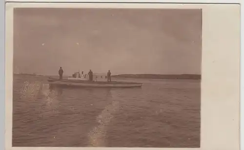 (F19208) Orig. Foto kleines Boot auf einem See, Matrosen 1920er