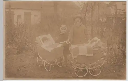 (F19207) Orig. Foto Mädchen mit Puppenwagen 1920er