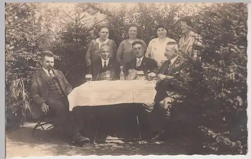 (F19206) Orig. Foto Personen sitzen am Tisch im Garten, Skatspiel 1920er
