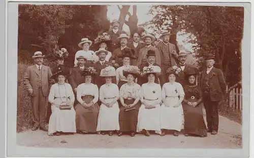 (F19205) Orig. Foto Personen festlich gekleidet, Damen m. Blumenhüten 1910/20er