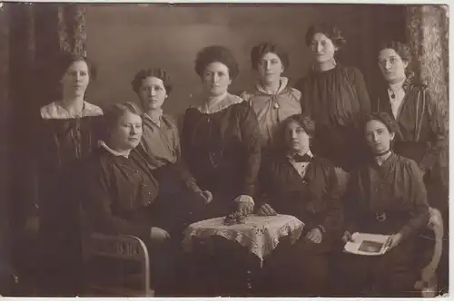 (F19204) Orig. Foto junge Damen am Tisch, Kabinettfoto Hamburg 1920er