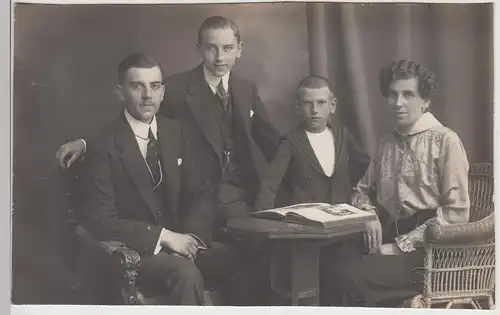 (F19199) Orig. Foto Familie mit Buch am Tisch, Kabinettfoto Hamburg 1920/30er