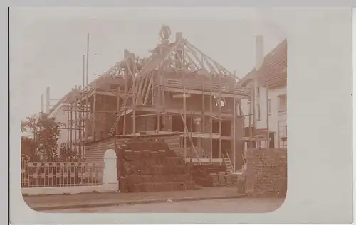 (F19197) Orig. Foto Bau eines Hauses, Holzgerüst, Richtfest 1910/20er