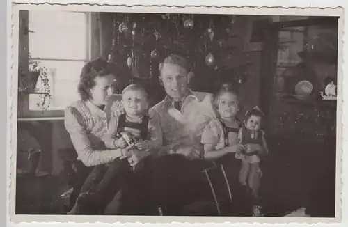 (F19187) Orig. Foto Weihnachten 1946, Familie zu Hause vor Weihnachtsbaum