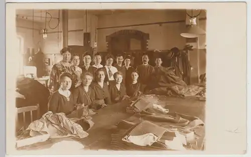 (F19186) Orig. Foto Frauen in einer Nähwerkstatt, Gruppenbild 1920er