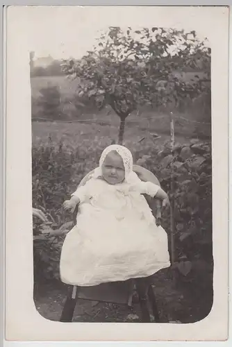 (F19182) Orig. Foto Kleinkind a. Kinderstuhl im Garten 1916