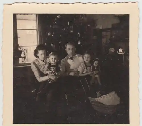 (F19181) Orig. Foto Weihnachten 1946, Familie zu Hause vor Weihnachtsbaum