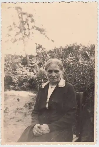 (F19178) Orig. Foto ältere Frau sitzt im Garten 1930/40er