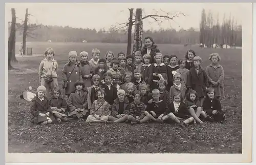 (F19176) Orig. Foto Kinder (fast nur Mädchen) auf Wiese, Spaziergang 1930-50er