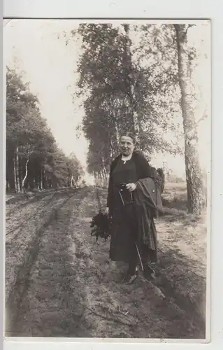 (F19174) Orig. Foto Frau steht am Wegesrand, Spaziergang 1920/30er