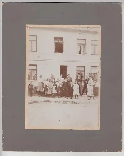 (F19170) Orig. Groß-Foto Personen, Gruppenbild vor Wohnhaus 1920er