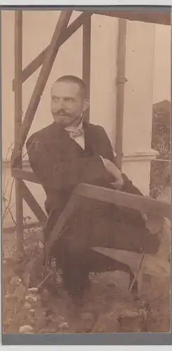 (F19166) Orig. Ffoto Mann auf Bank 1910-20
