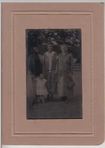 (F19165) Orig. Foto im Papprahmen, Personen im Freien 1910-20