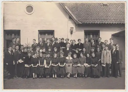 (F19158) Orig. Foto Konfirmation, große Gruppe Jugendlicher vor Gebäude