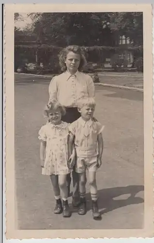 (F19152) Orig. Foto Frau mit 2 Kindern im Freien 1950er