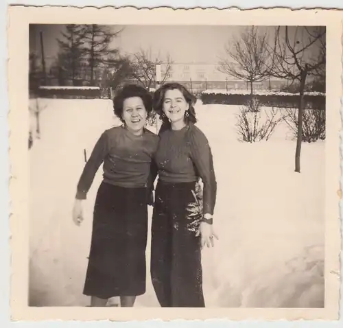 (F19150) Orig. Foto Frauen im Freien im Winter 1930-50er