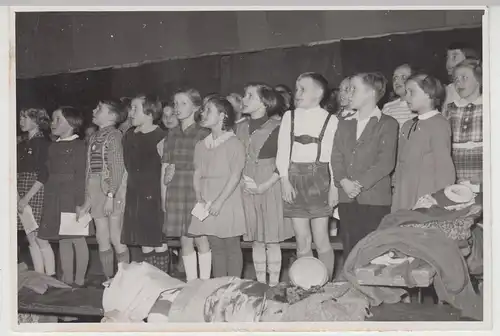 (F19148) Orig. Foto Kinder (singen?) bei einer Veranstaltung 1950er