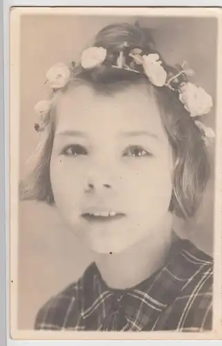 (F19144) Orig. Foto Porträt Mädchen mit Blumenkranz im Haar 1930/40er