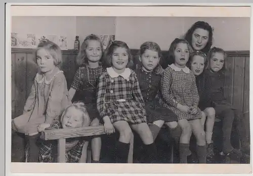 (F19140) Orig. Foto Kinder, Mädchen mit Erzieherin 1950er