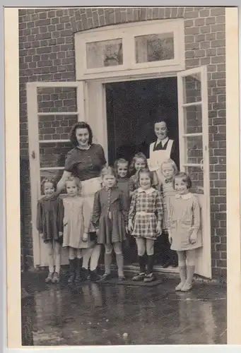 (F19138) Orig. Foto Kinder mit Damen an der Tür, Kindergarten o.ä. 1950er