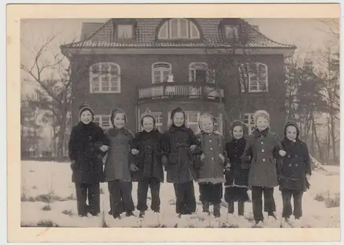 (F19137) Orig. Foto Kindergruppe vor einer Villa, Kindergarten 1950er