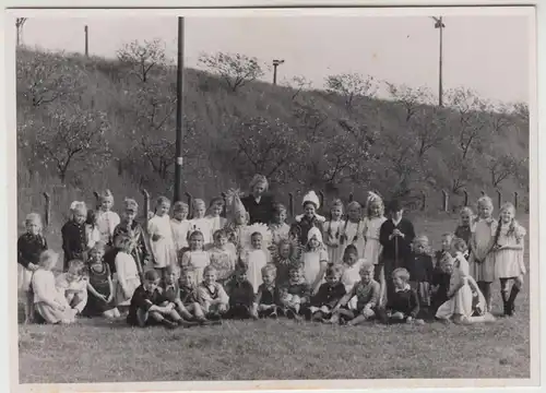 (F19136) Orig. Foto Kinder im Freien, Gruppenbild 1940/50er
