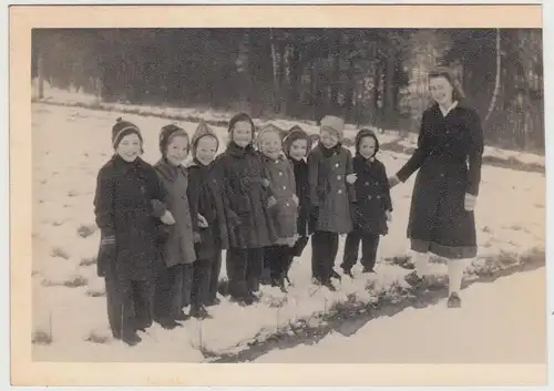 (F19135) Orig. Foto Kindergruppe mit Dame im Schnee 1950er