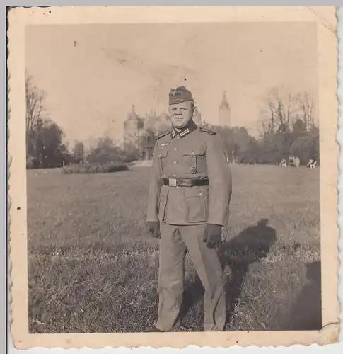 (F19126) Orig. Foto deutscher Soldat steht auf Wiese 1930/40er