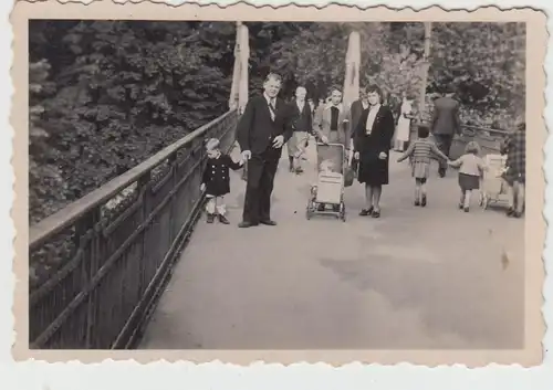 (F19122) Orig. Foto Personen spazieren auf einer Brücke 1930-50er