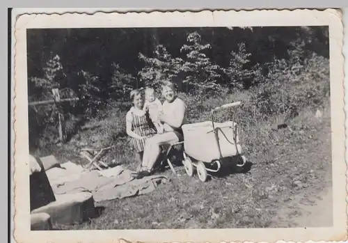 (F19116) Orig. Foto Familie mit Kinderwagen auf Wiese 1930/40er