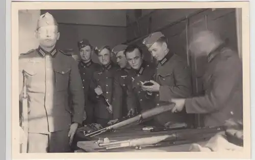 (F19112) Orig. Foto deutsche Soldaten i.d. Stube m. Gewehren 1930/40er