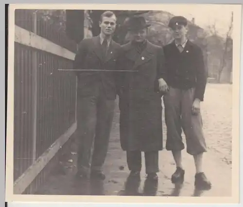 (F19107) Orig. Foto Männer am Zaun, Knickerbocker, 1939