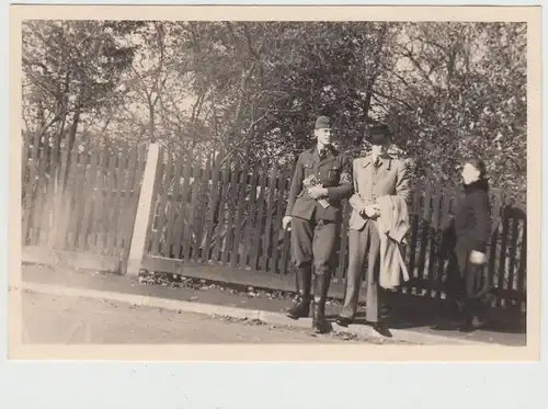 (F19106) Orig. Foto dt. Soldat u. Zivilist am Zaun 1939