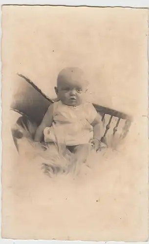 (F1909) Orig. Foto Kleinkind, Baby auf Schaffell, Kabinettfoto