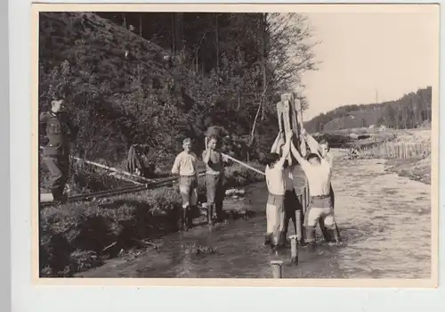 (F19070) Foto Baustelle, Männer vom R.A.D.-Lager Dietzhausen rammen Pfähle 1939