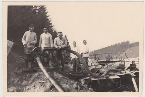 (F19063) Orig. Foto Baustelle Pumpe, Männer vom R.A.D.-Lager Dietzhausen 1939