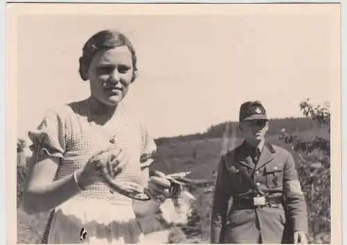 (F19054) Orig. Foto R.A.D.-Lager Dietzhausen, Soldat m. junger Dame 1939