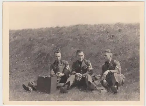(F19052) Orig. Foto R.A.D.-Lager Dietzhausen, Soldaten sitzen am Hang 1939
