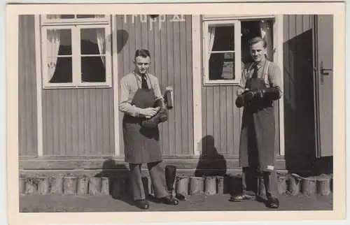 (F19051) Orig. Foto R.A.D.-Lager Dietzhausen, Stiefelputzen vor Baracke 1939