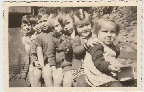 (F1904) Orig. Foto kleine Kinder auf Bank, wie aufgefädelt, 1930er, 40er
