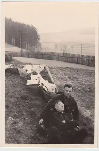 (F19037) Orig. Foto Dietzhausen, Männer auf einer Wiese 1939