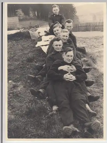 (F19036) Orig. Foto Männer sitzen hintereinander auf Wiese 1939