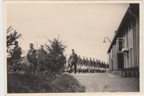 (F19027) Orig. Foto R.A.D.-Lager Dietzhausen, Marschieren an Baracke 1939