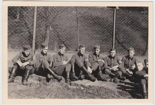 (F19021) Orig. Foto Suhl, R.A.D.-Soldaten am Rand eines Sportfeldes 1939