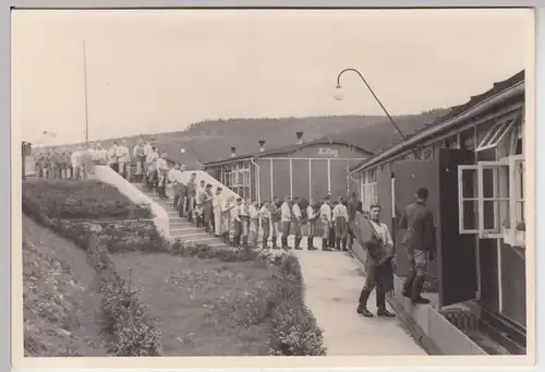 (F18997) Orig. Foto R.A.D.-Lager Dietzhausen, Soldaten erhalten Uniform 1939