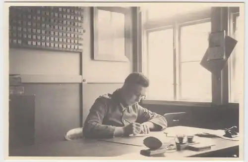 (F18992) Orig. Foto R.A.D.-Lager Dietzhausen, Soldat im Dienstzimmer 1939