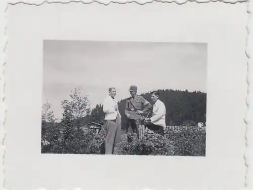 (F18991) Orig. Foto deutscher Soldat (R.A.D.) u. Zivilisten im Freien 1939